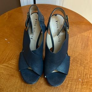 Via Spiga cork sling back. Navy .size 6